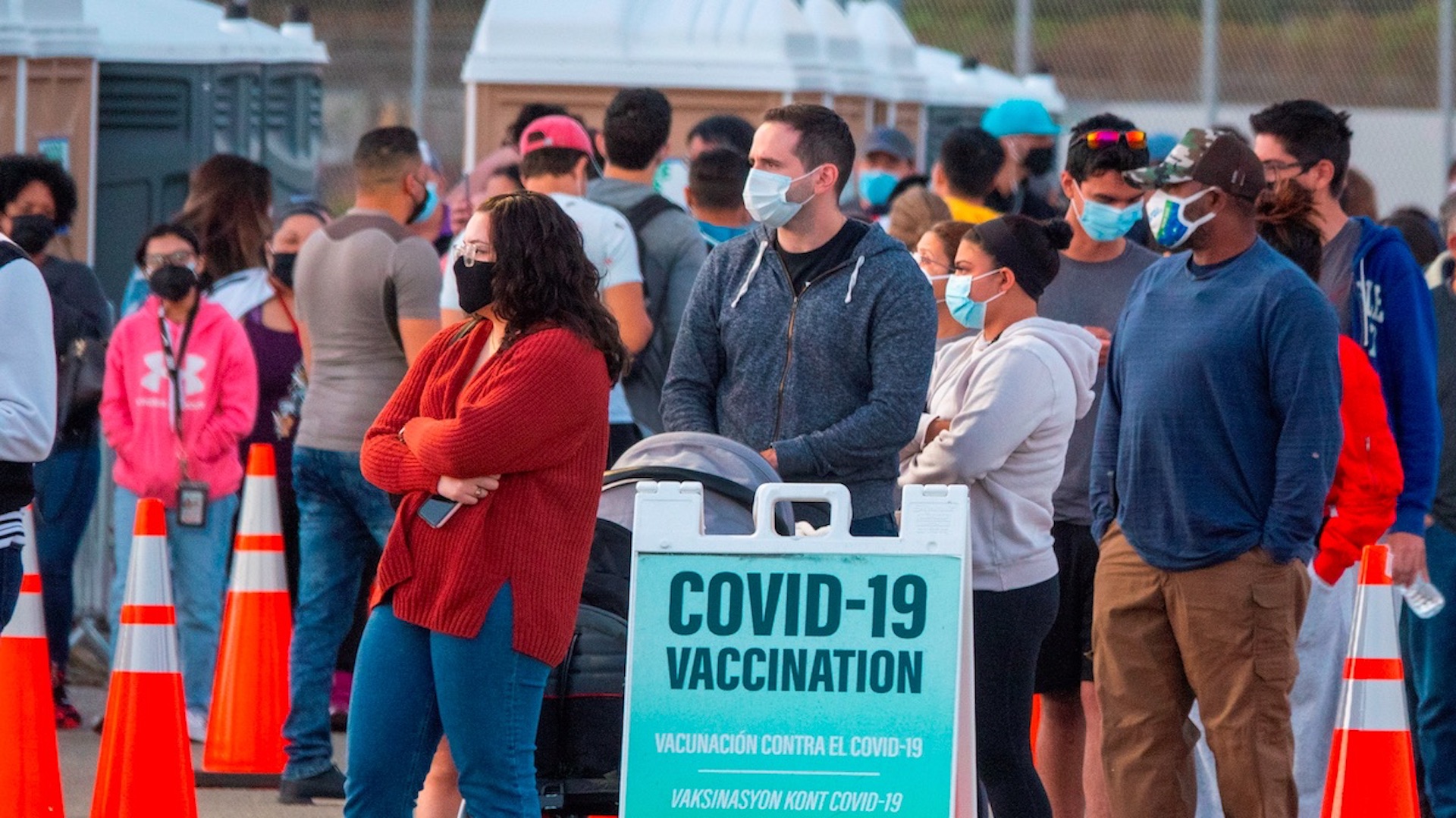 Continúa descenso en contagios y muertes por COVID-19 en EE.UU.