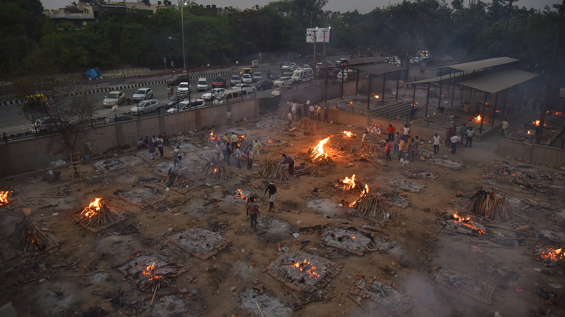 India supera las 200 mil muertes tras nuevo récord de cifras por COVID-19 - crematorio-al-aire-libre-en-india-de-victimas-de-covid-19