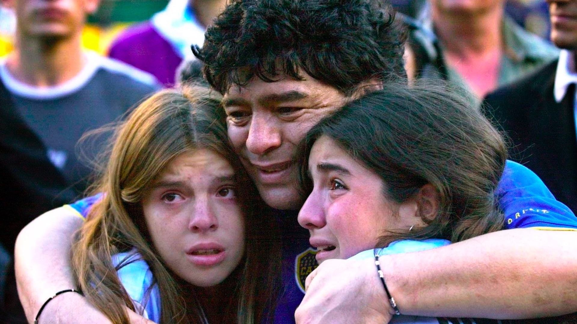 Abogado de Maradona asegura que sus hijas le robaron y abandonaron al astro del futbol