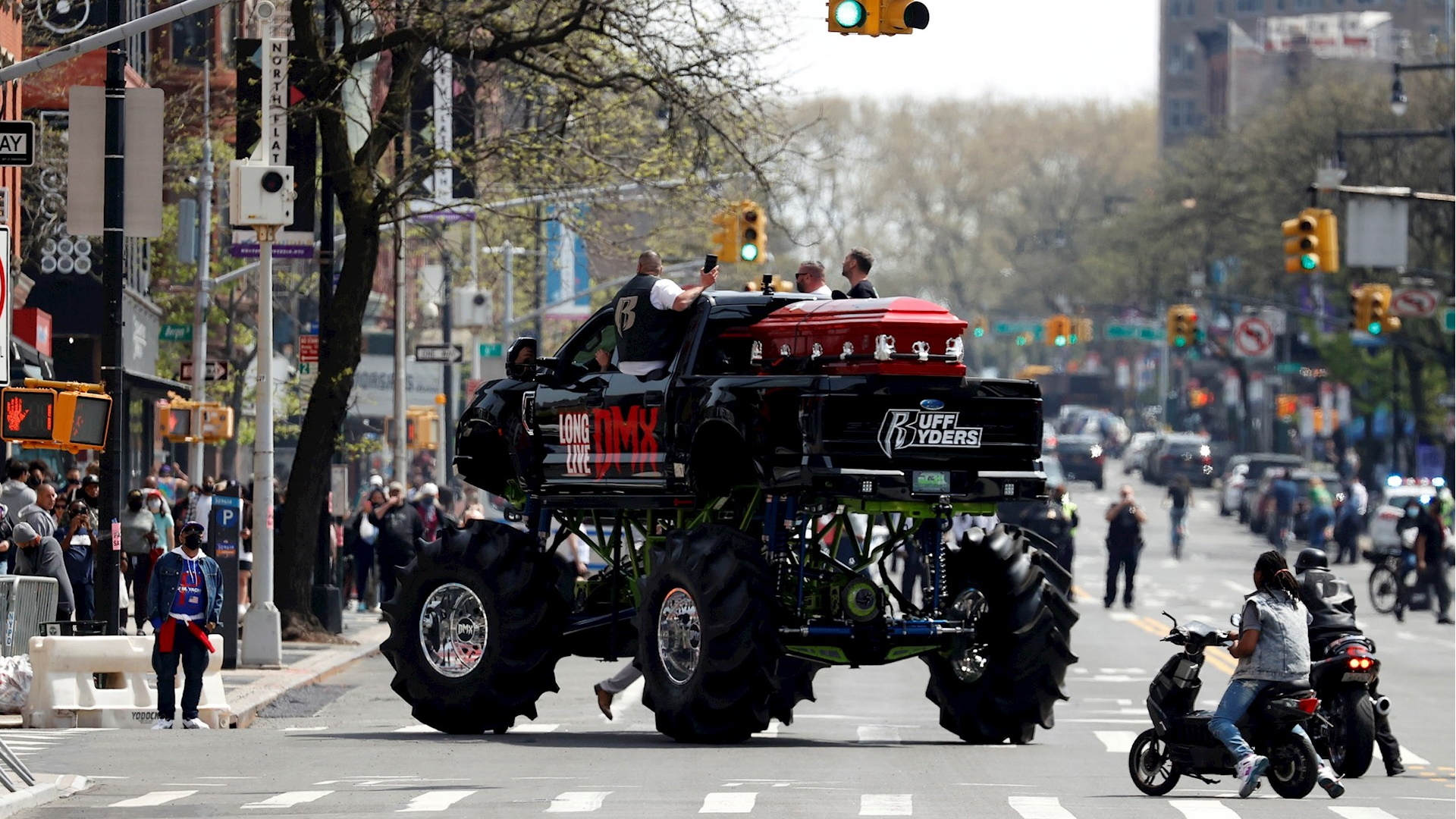Dan el último adios al rapero DMX en Nueva York - dmx-funeral-nueva-york-rapero