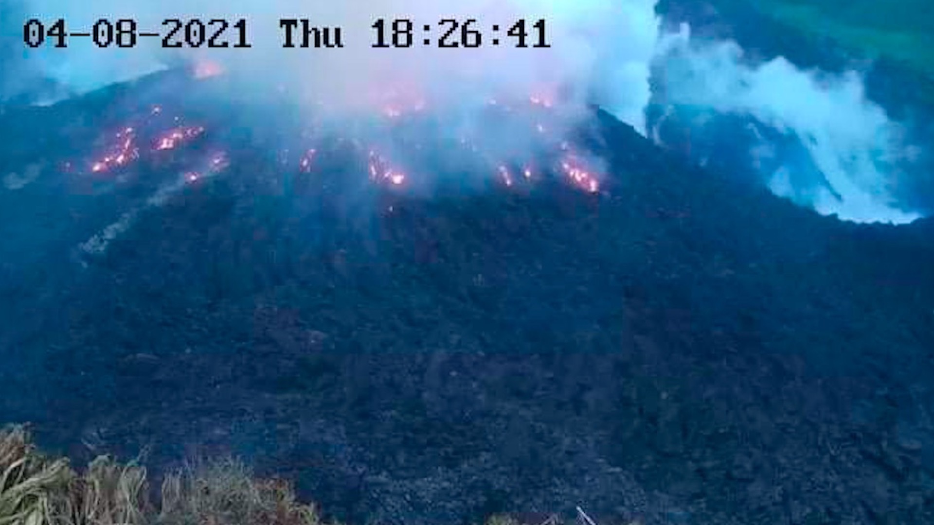 Volcán La Soufriere a punto de hacer erupción; ordenan desalojo de habitantes de San Vicente