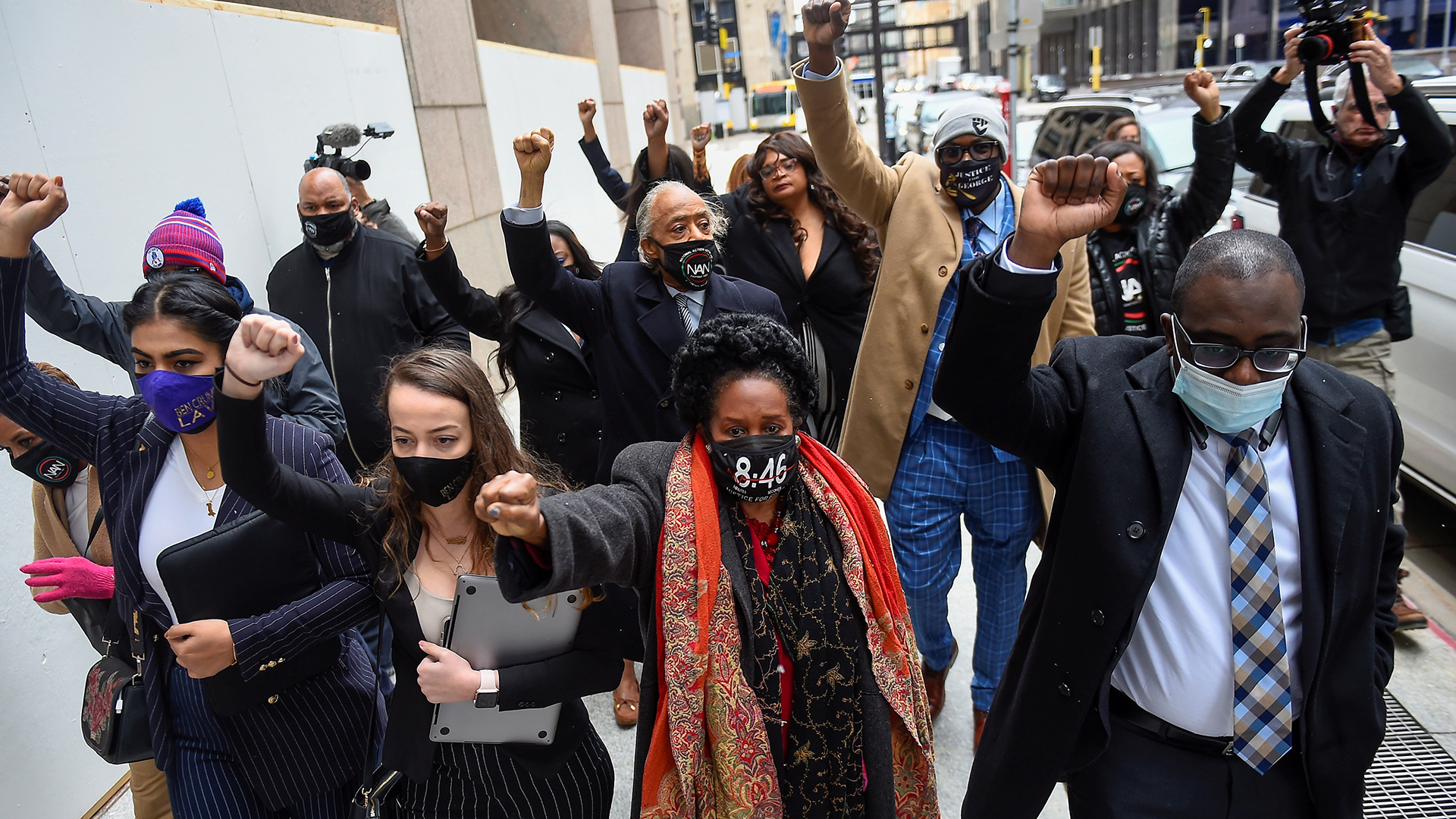 ¿Qué cargos enfrenta el exagente Derek Chauvin por la muerte de George Floyd? - familia-de-george-floyd-en-protesta-afuera-de-corte-donde-se-juzgara-al-expolicia-derek-chauvin