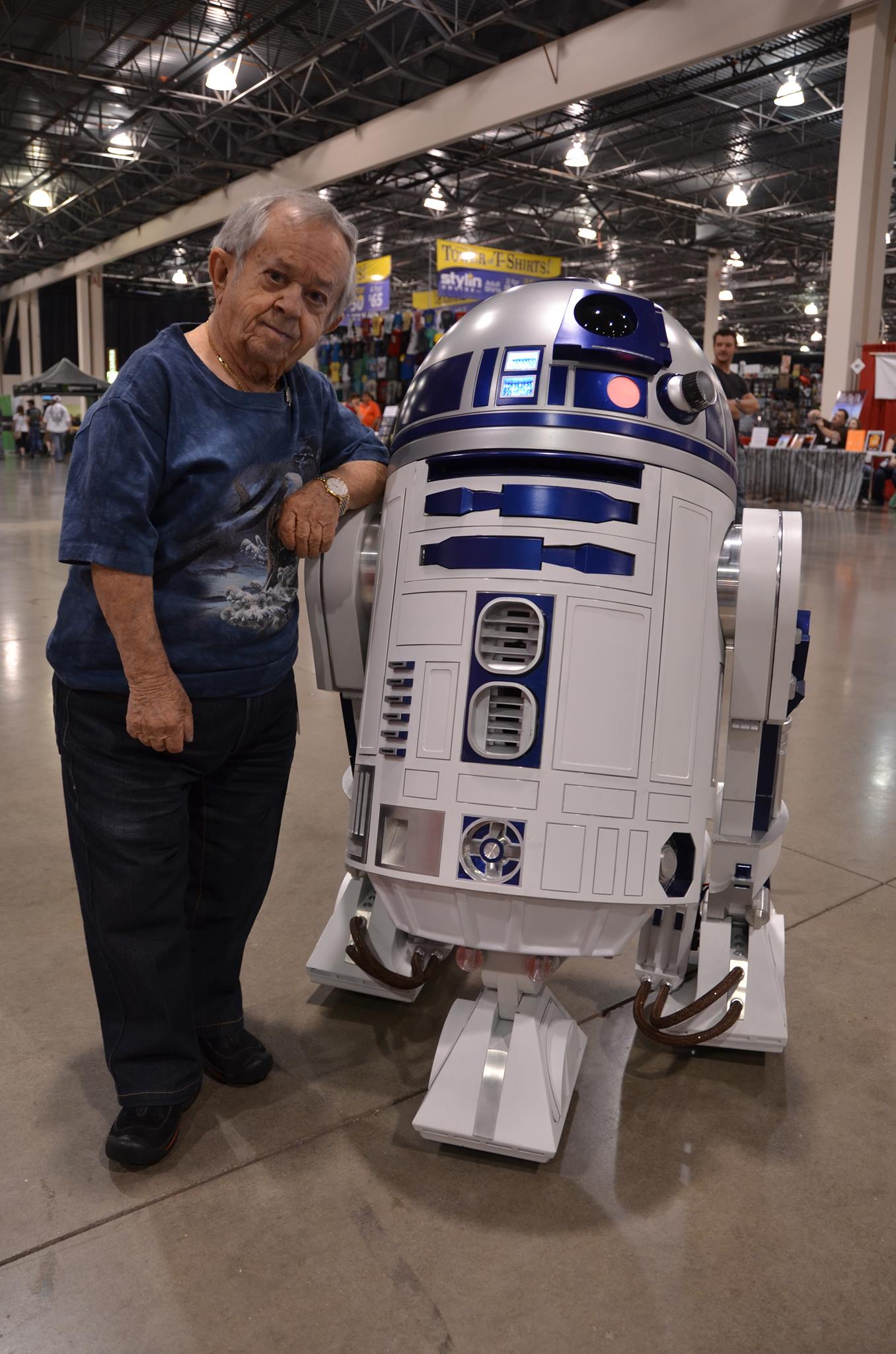 Murió Félix Silla, actor que interpretó al 'Tío Cosa' de Los Locos Addams - felix-silla-con-replica-de-r2d2