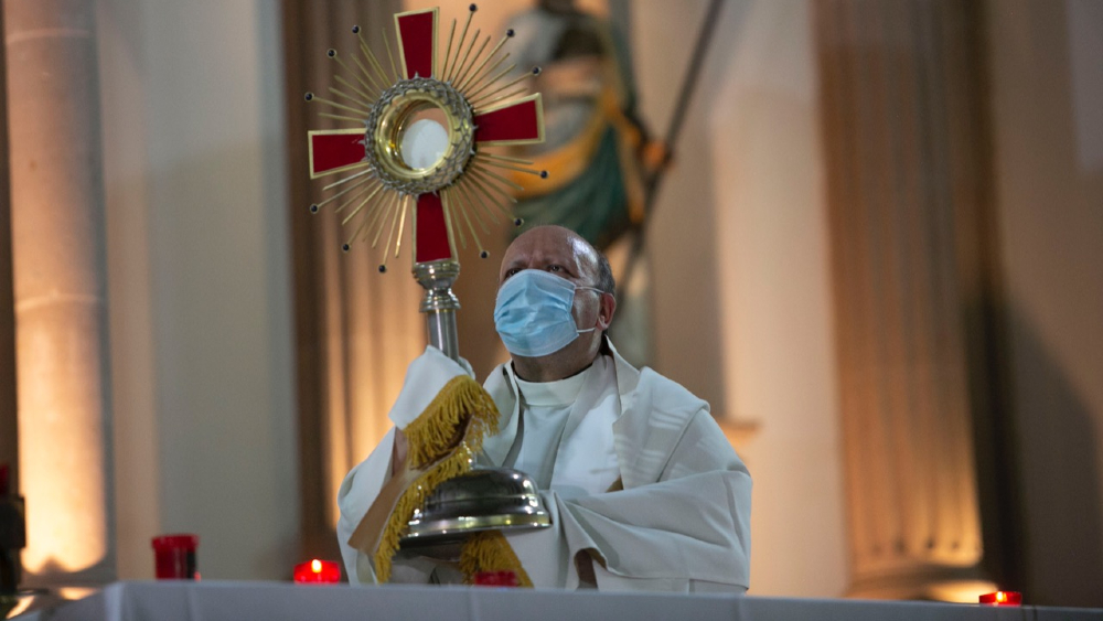 Llevando el consuelo del papa, el nuncio Franco Coppola parte rumbo a Aguililla