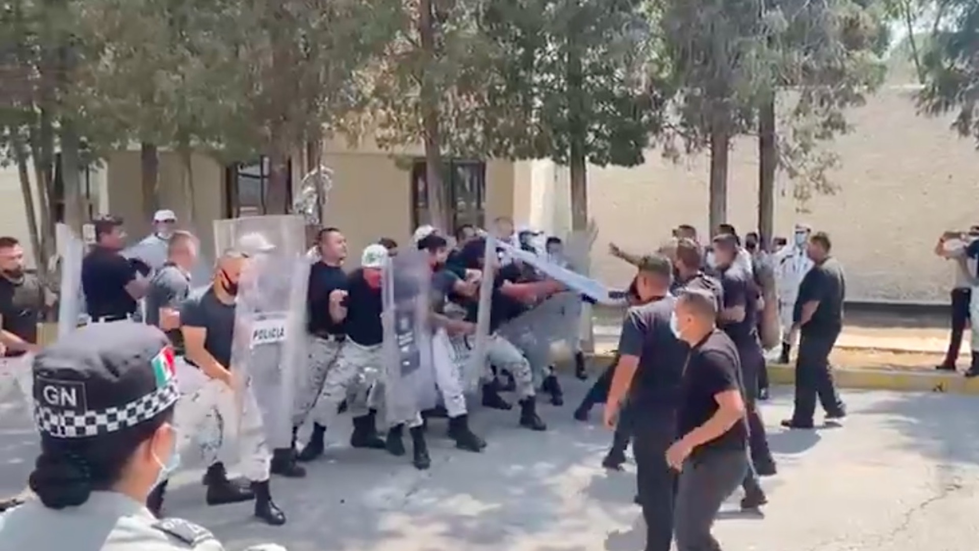 #Video Elementos de la Guardia Nacional pelean durante entrenamiento
