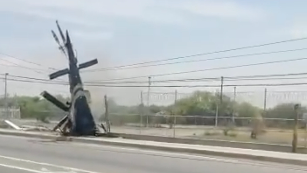 Cae helicóptero cerca de campo militar en Apodaca, Nuevo León
