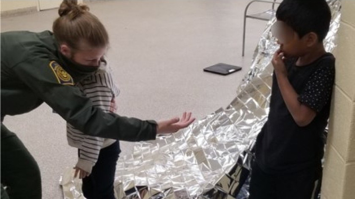 Rescatan a dos niños pequeños abandonados en la frontera de EE.UU. con México