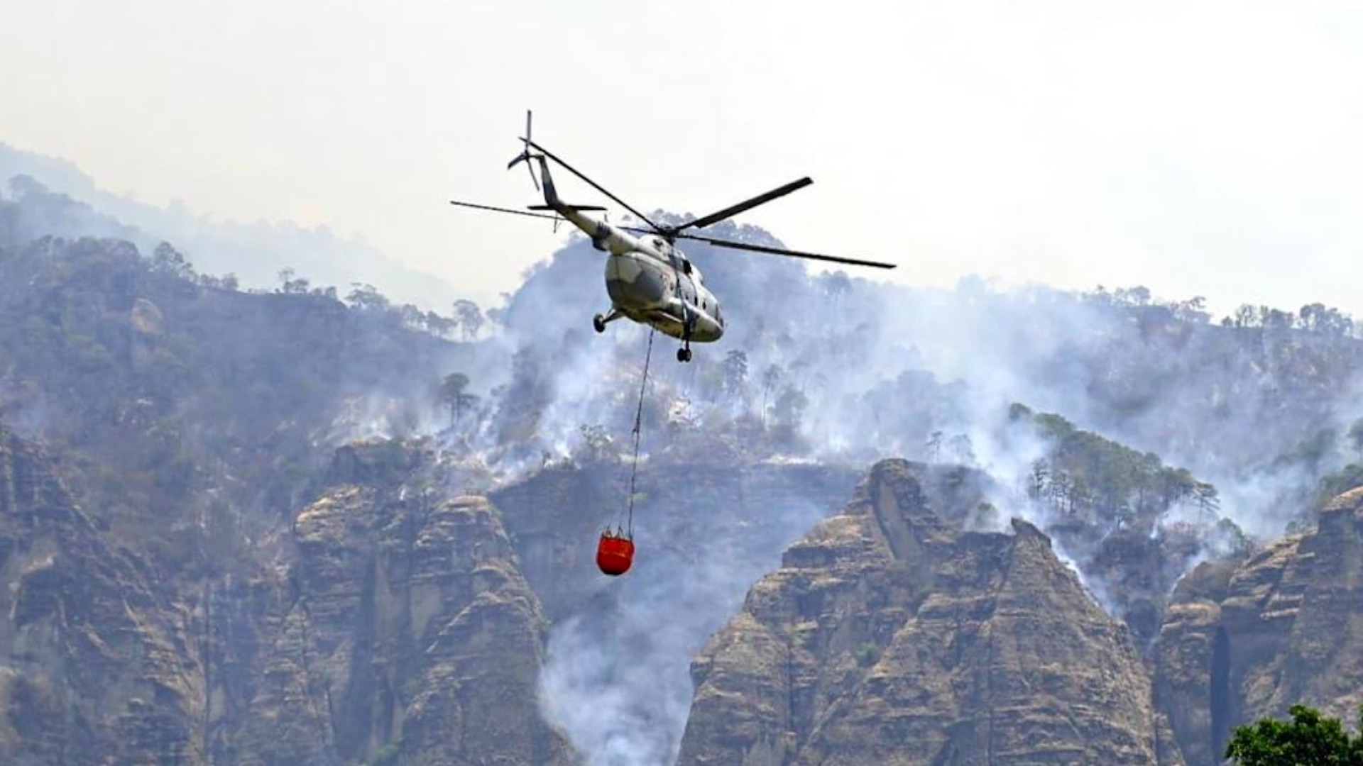 Continúan labores de mitigación de incendio en Tepoztlán, Morelos Continúan labores de mitigación de incendio en Tepoztlán, Morelos