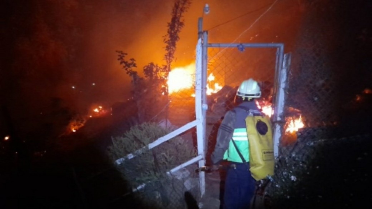 Incendio en el Ajusco daña viviendas; piden refugio para 100 personas