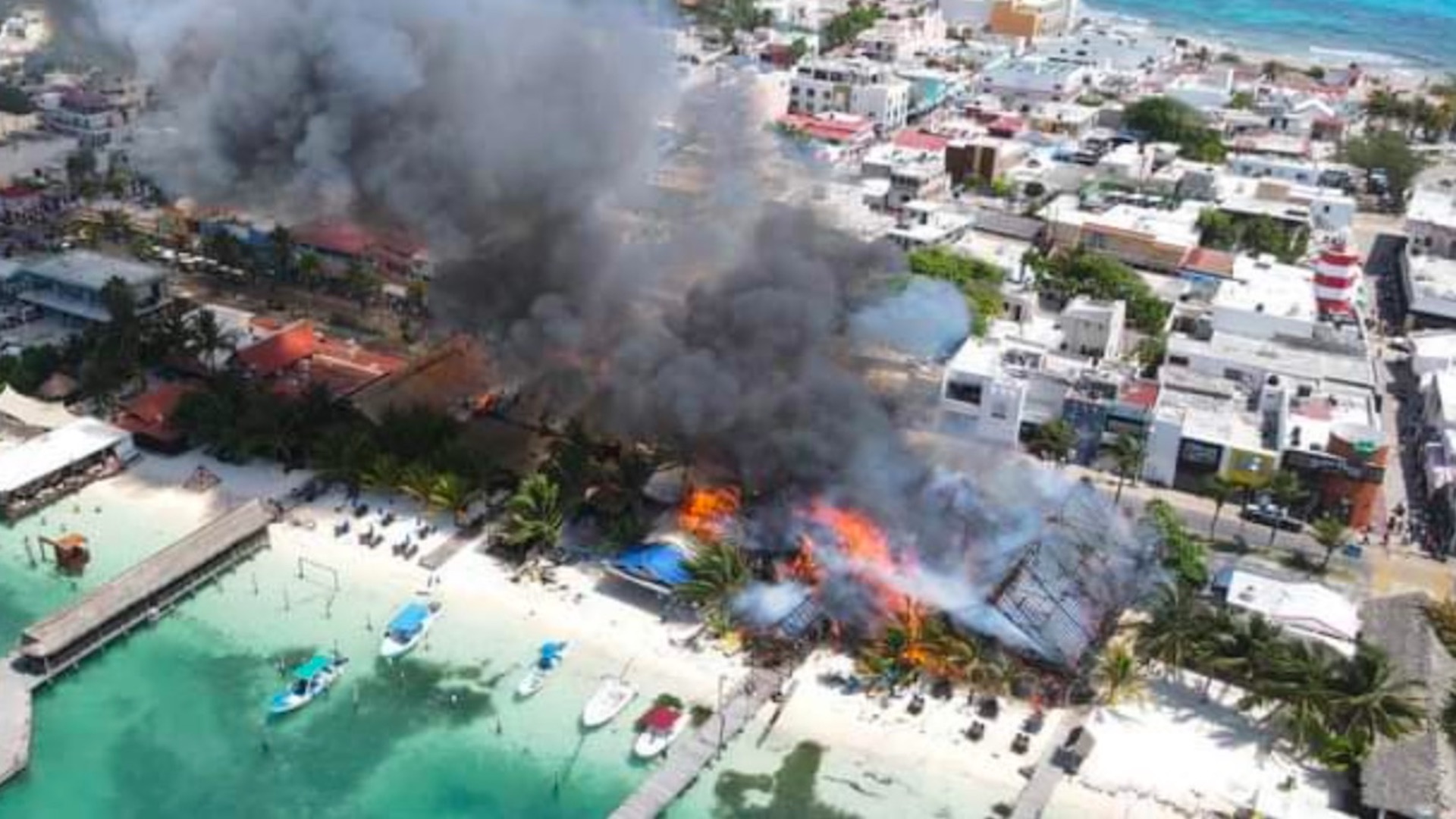 Fuerte incendio consume restaurantes en Isla Mujeres