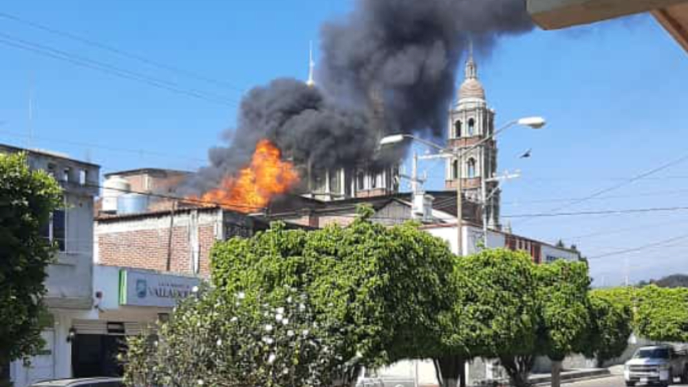 Se incendia iglesia de Nuevo San Juan Parangaricutiro, Michoacán