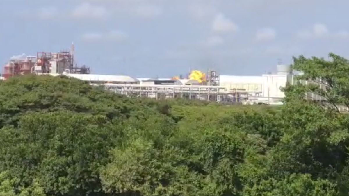 Explosión en Complejo Petroquímico Pajaritos, en Veracruz, desata incendio Explosión en Complejo Petroquímico Pajaritos, en Veracruz, desata incendio