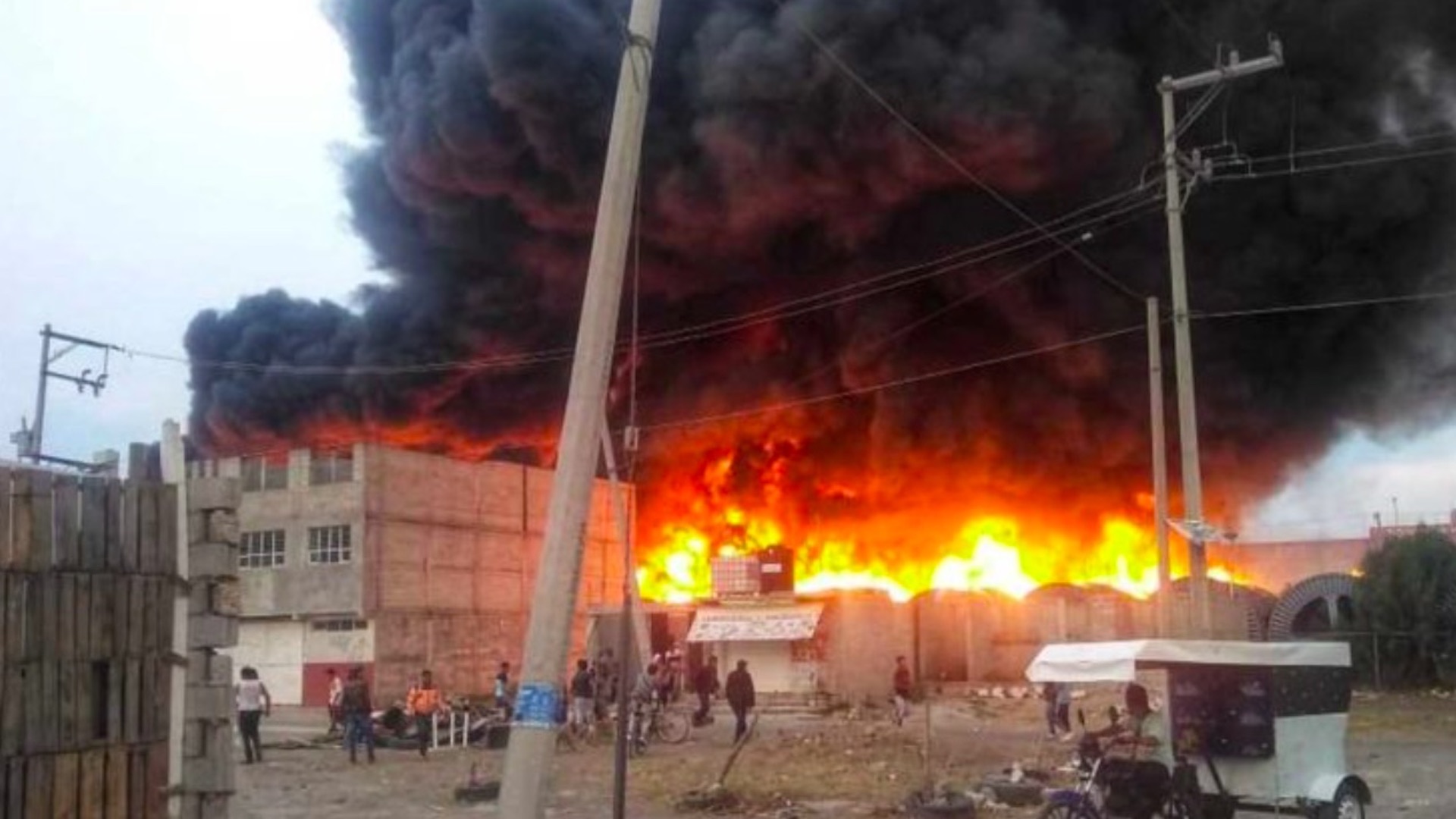 Regresan a sus domicilios vecinos desalojados por incendio en Tezoyuca