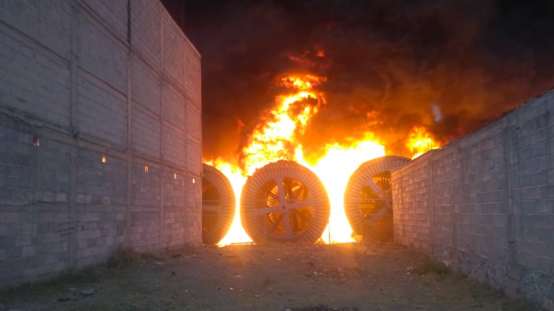 Incendio consume bodega de cables en Tezoyuca, Estado de México