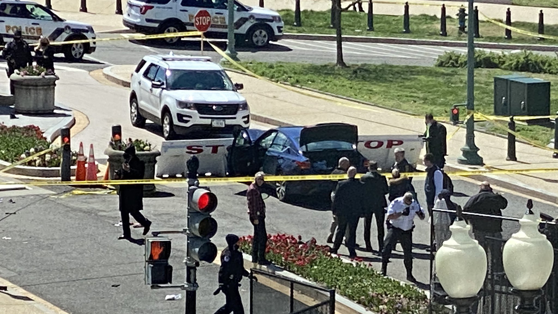 Muere sujeto que intentó irrumpir con su vehículo en el Capitolio