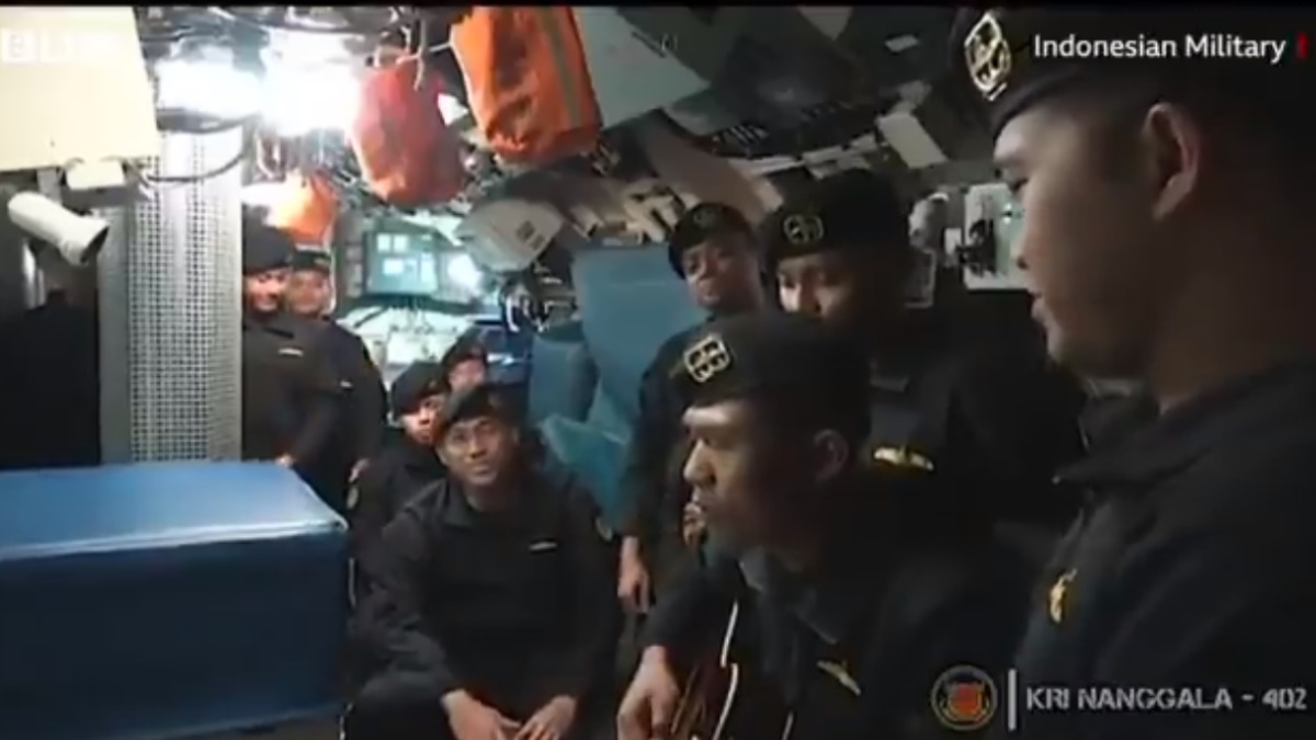 #Video Tripulación canta antes de hundimiento de submarino en Indonesia