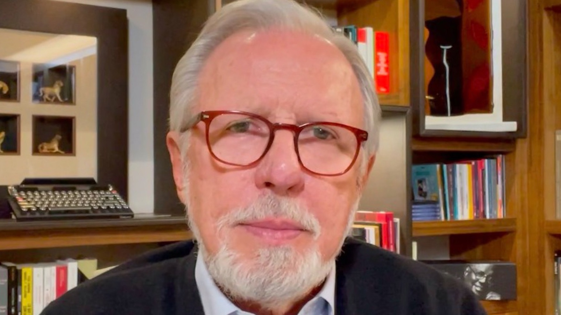 Entre la Corte y dos hombres desnudos