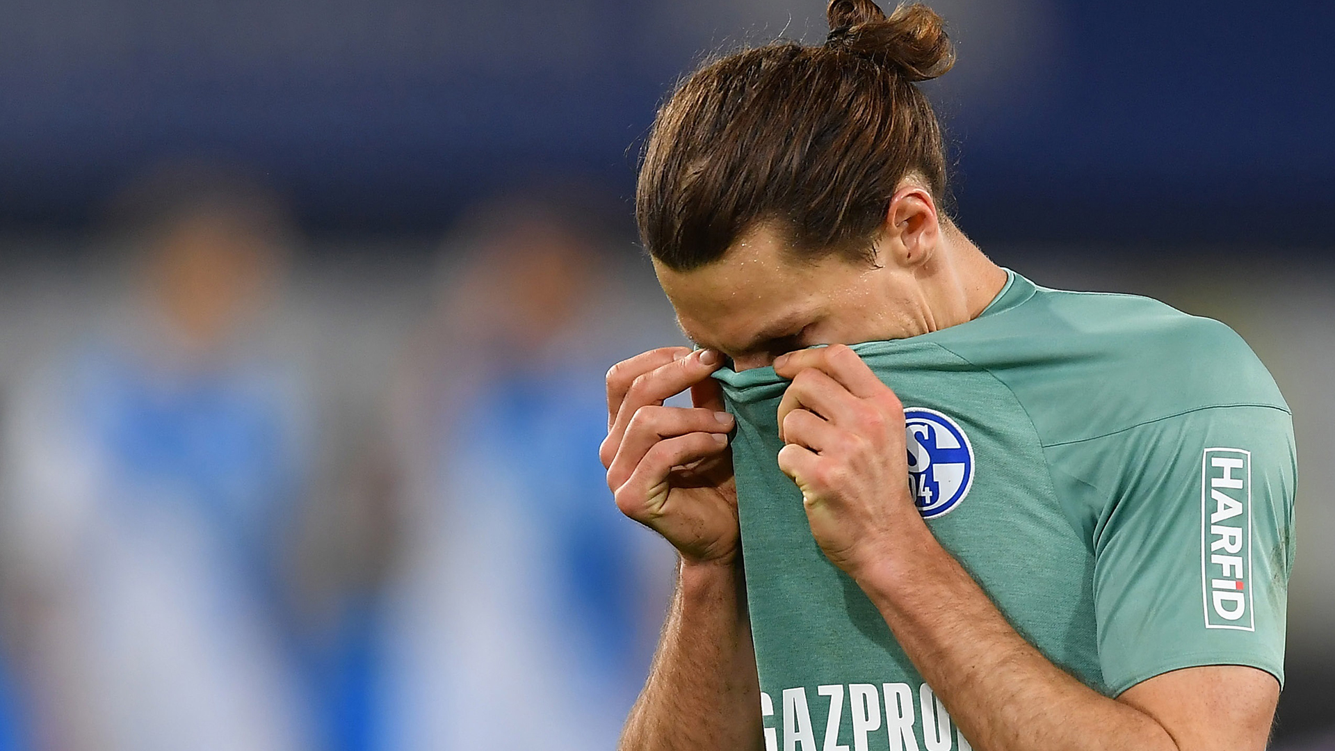 #Video Lanzan huevos y atacan a jugadores del Schalke 04 tras descenso a segunda división