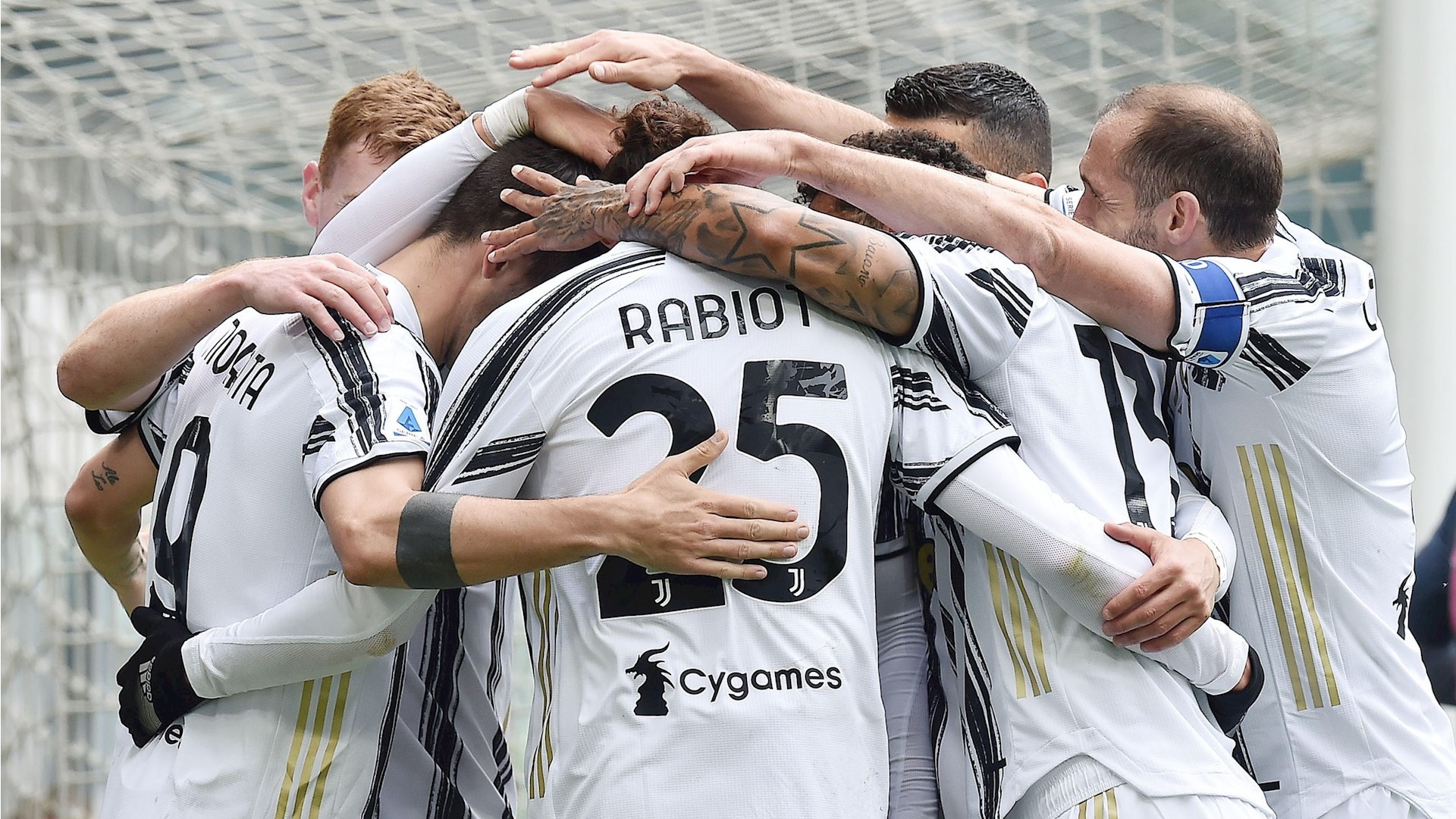 Juventus derrota a Genova y refuerza su plaza en la Champions