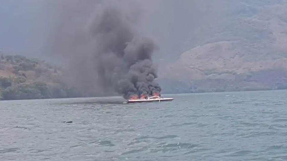Rescatan a cuatro personas tras incendiarse lancha en Chiapas