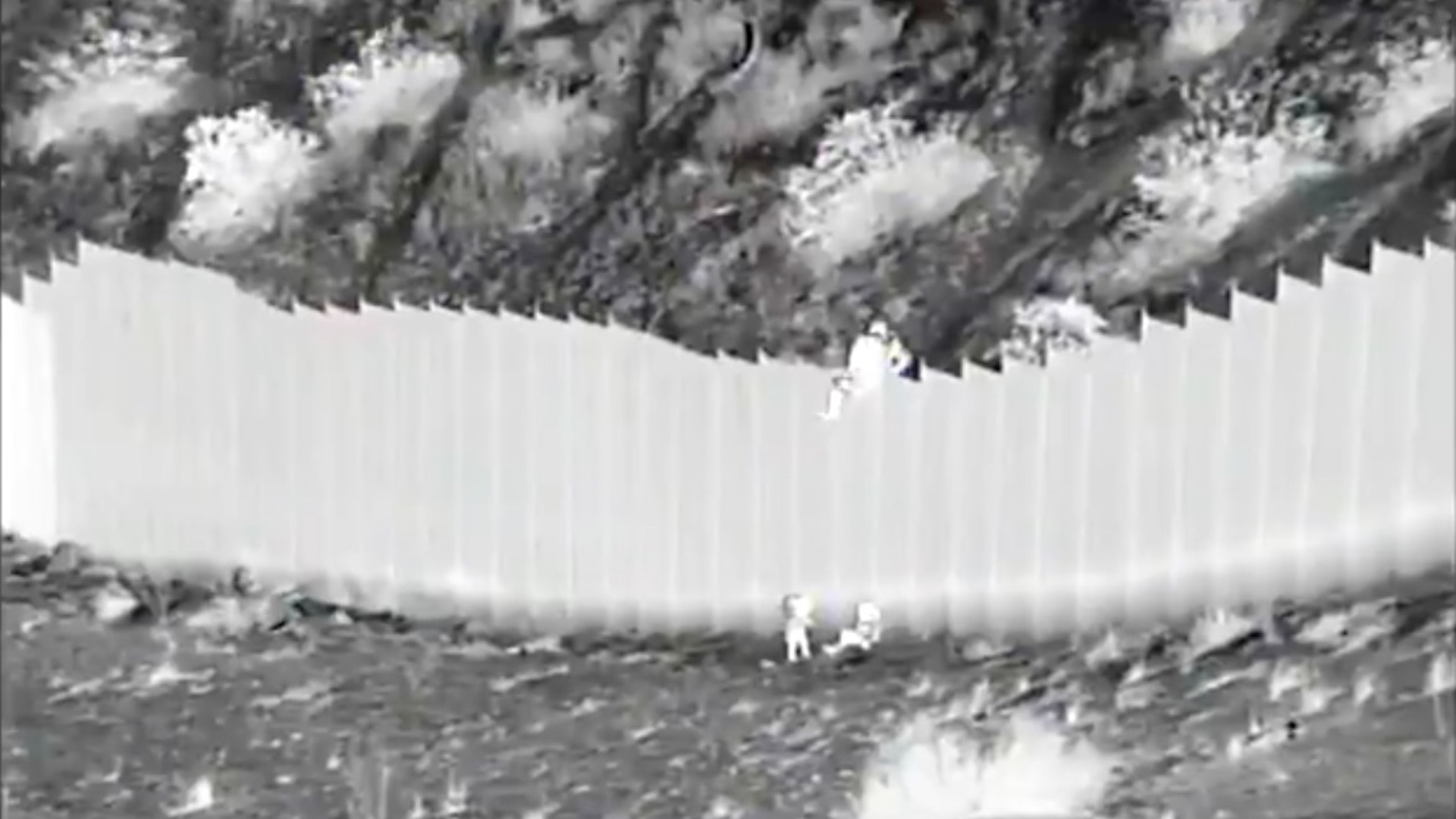 Entregan a sus padres en EE.UU. a niñas lanzadas en el muro fronterizo