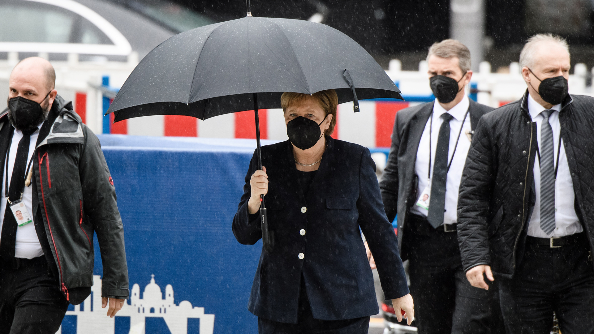 Alemania recuerda a casi 80 mil muertos por COVID-19, mientras anuncia más restricciones - llegada-de-angela-merkel-a-homenaje-a-victimas-del-covid-19-en-alemania