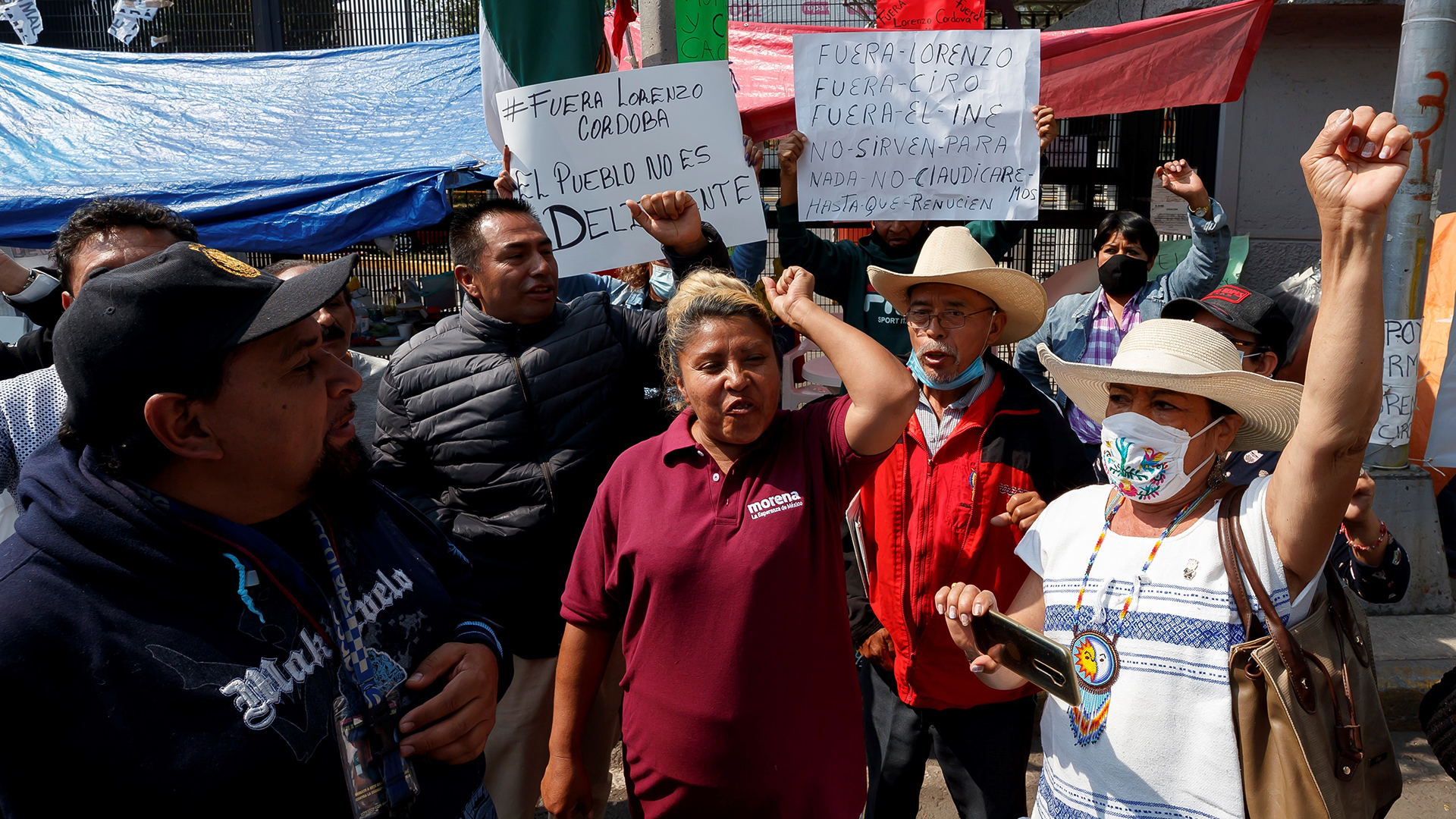 Simpatizantes de López Obrador exigen renuncia de Lorenzo Córdova al INE