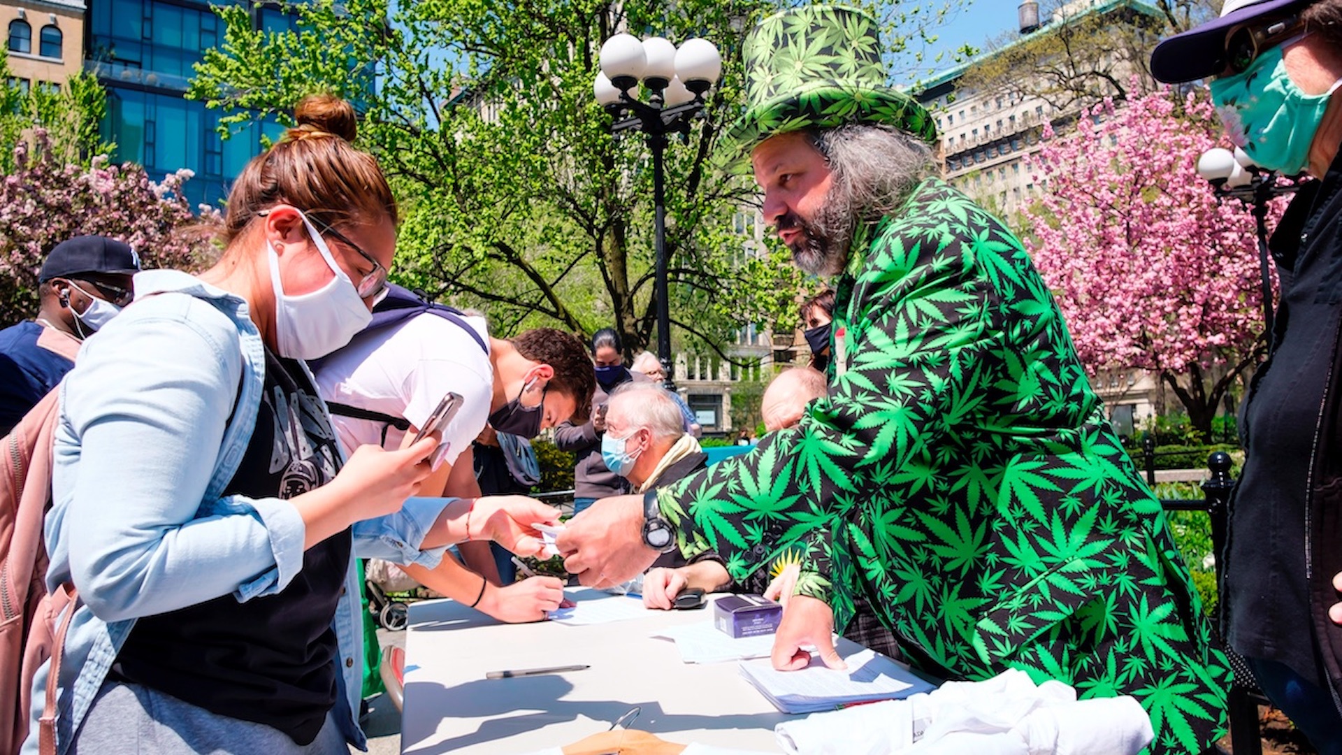 Regalan mariguana a vacunados contra COVID-19 en Nueva York Regalan mariguana a vacunados contra COVID-19 en Nueva York