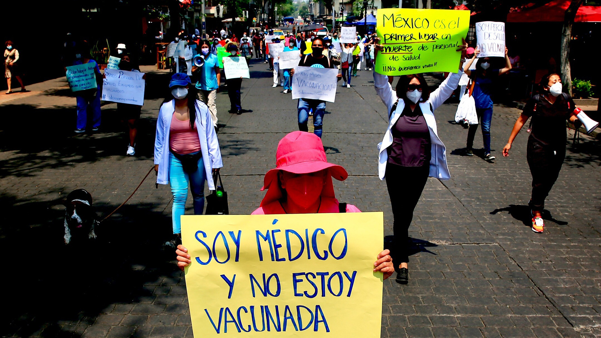 Profesionales de la salud privados exigen ser vacunados contra COVID-19