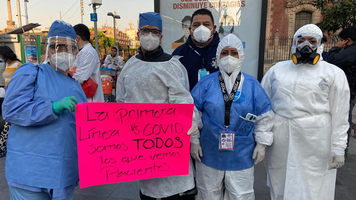 Médicos privados protestan en CDMX por vacuna contra COVID-19; exigen respuesta del Gobierno Federal - medicos-y-enfermeras-en-protesta-afuera-de-palacio-nacional