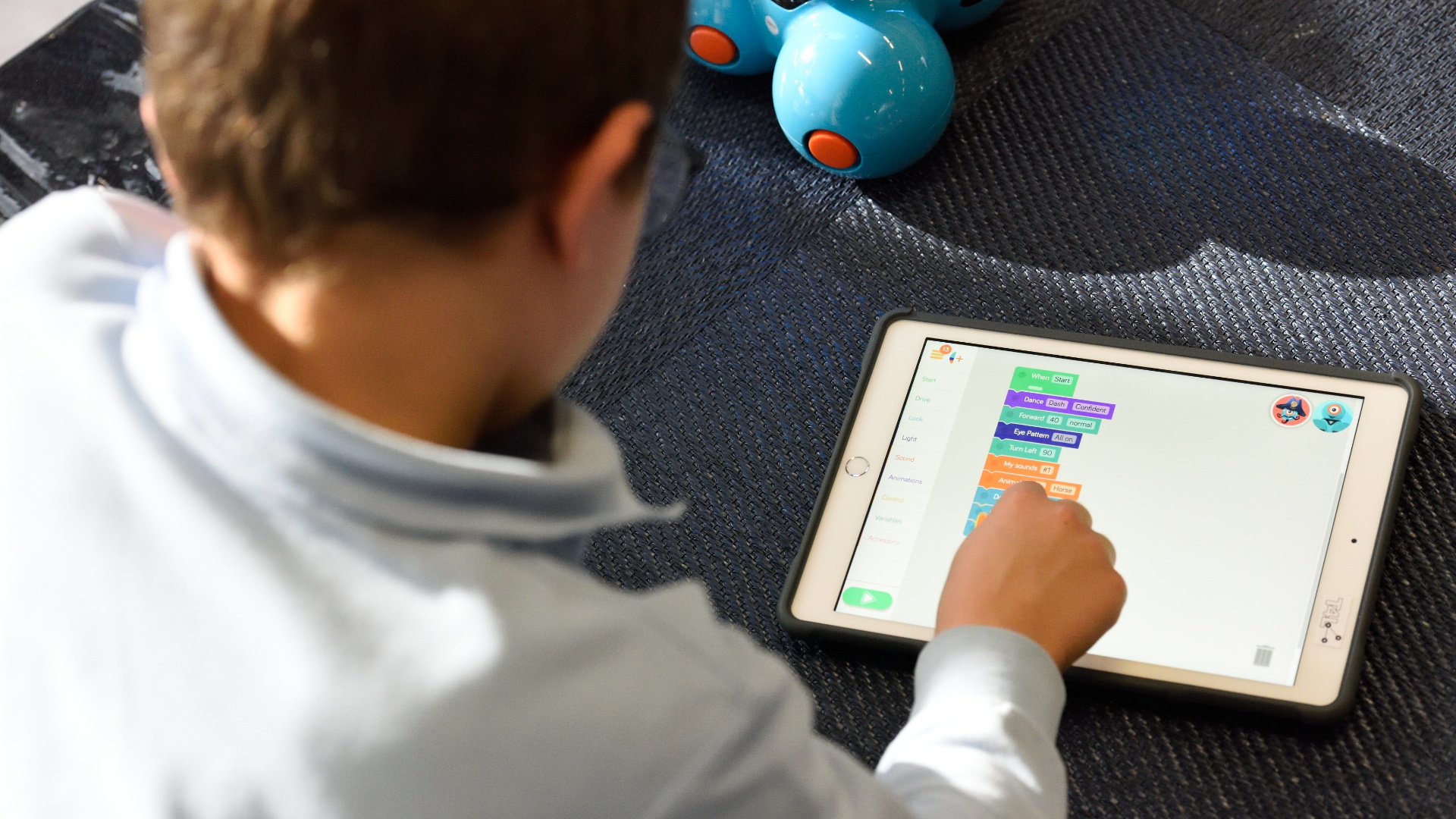 Alertan por actividad en línea de los menores de edad - menor-nino-computadora-2