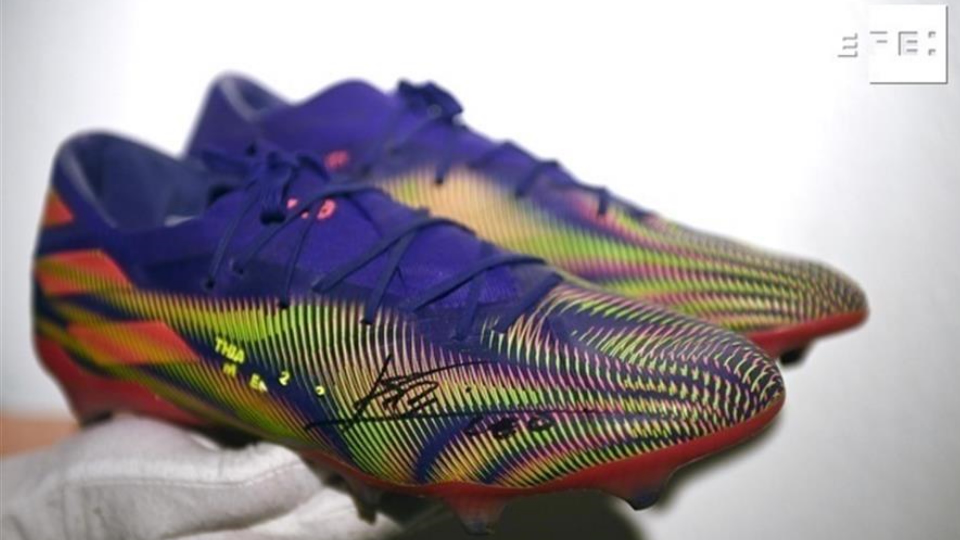 Zapatos con los que Messi superó a Pelé se subastarán en Londres