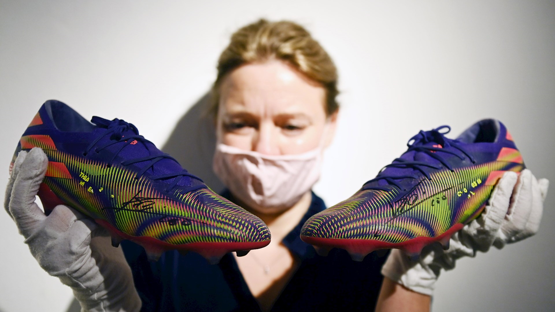 Zapatos de Messi que ganaron a Pelé meten un último gol por buena causa