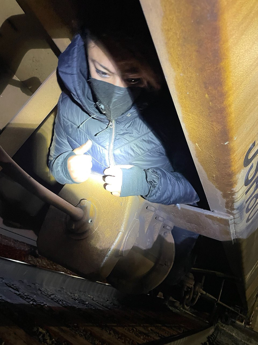 Estados Unidos lanza la 'Operación Centinela' contra tráfico de migrantes en frontera con México - migrante-escondido-en-parte-baja-de-tren-que-ingresa-a-eeuu-desde-mexico