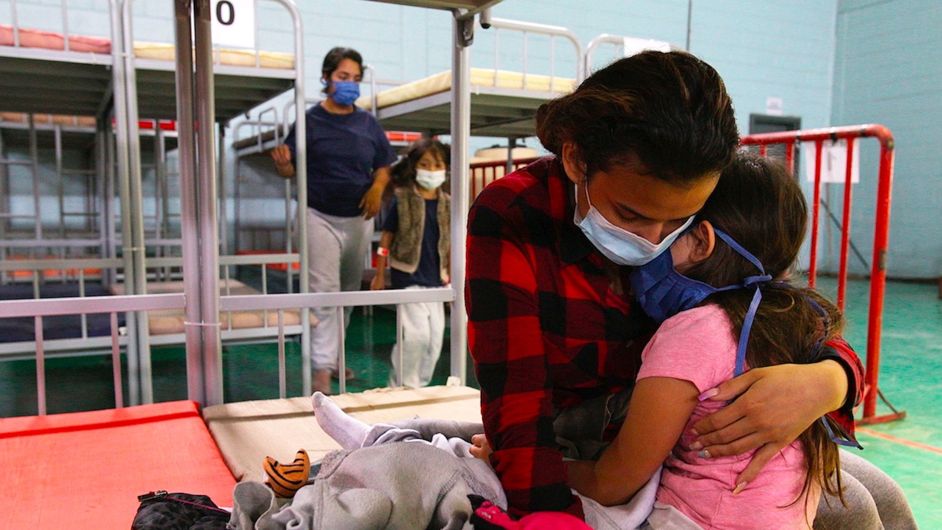 Habilitan albergue para migrantes en gimnasio de Ciudad Juárez