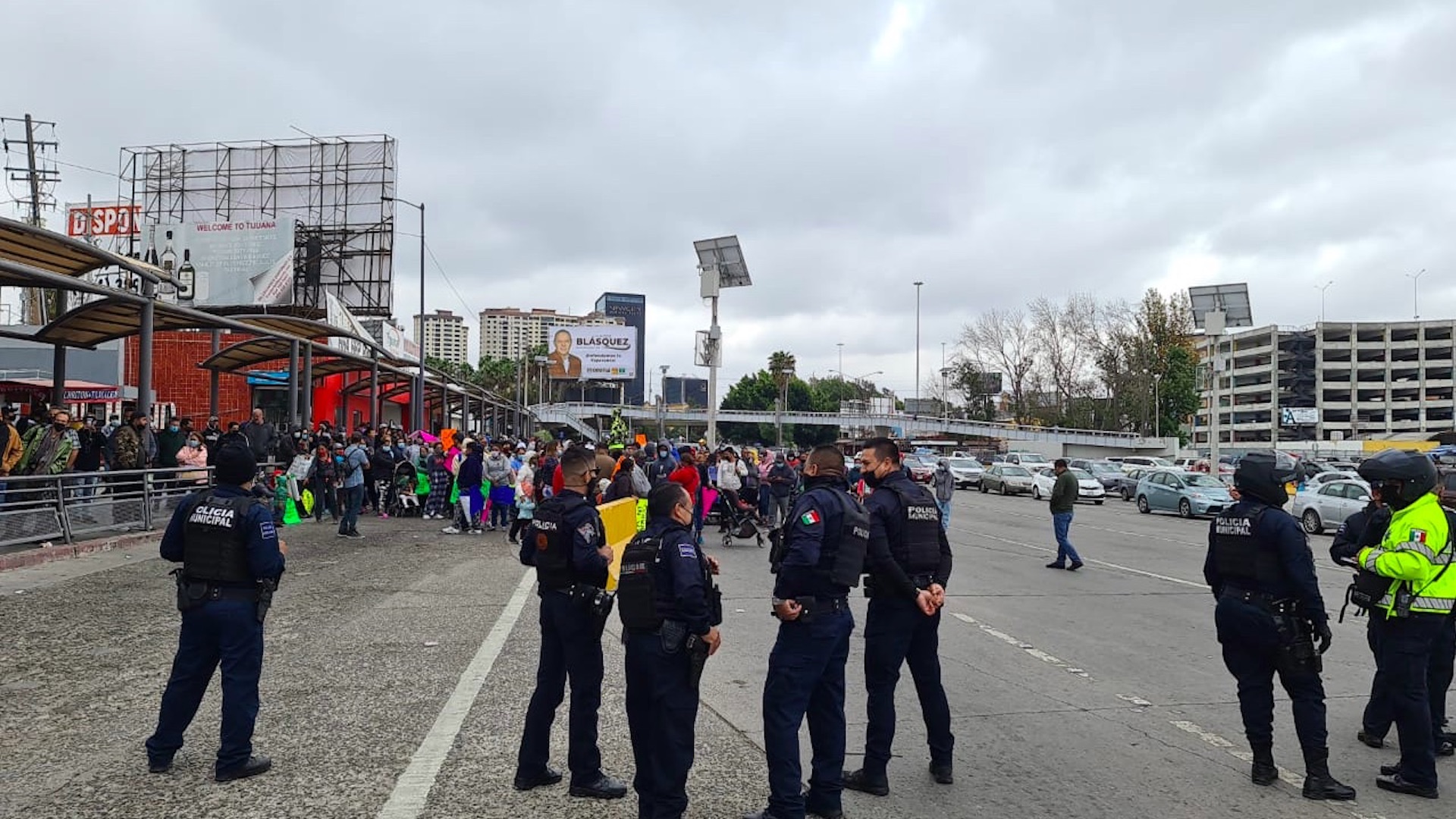 Migrantes pernoctan cerca del cruce fronterizo entre México y EE.UU.