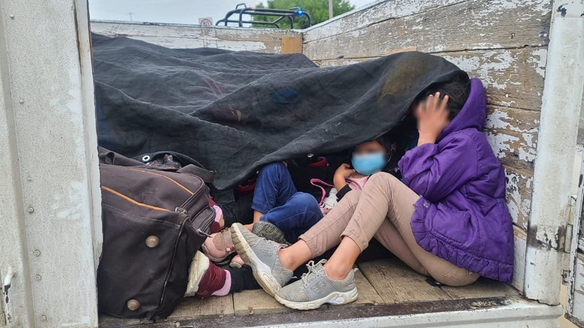 Rescatan a 61 migrantes hacinados en Nuevo León