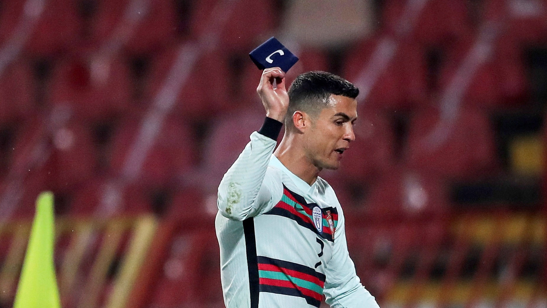 Subastan en 64 mil euros brazalete que Cristiano Ronaldo tiró tras gol anulado