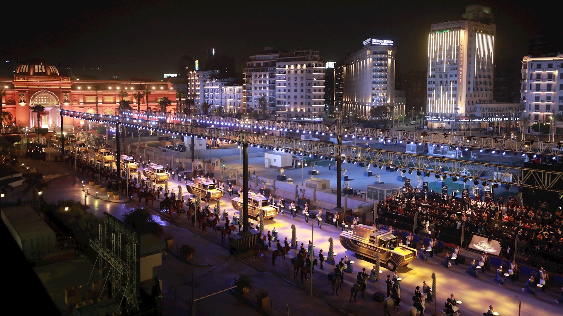 Momias de reyes y reinas recorren El Cairo en un gran desfile faraónico
