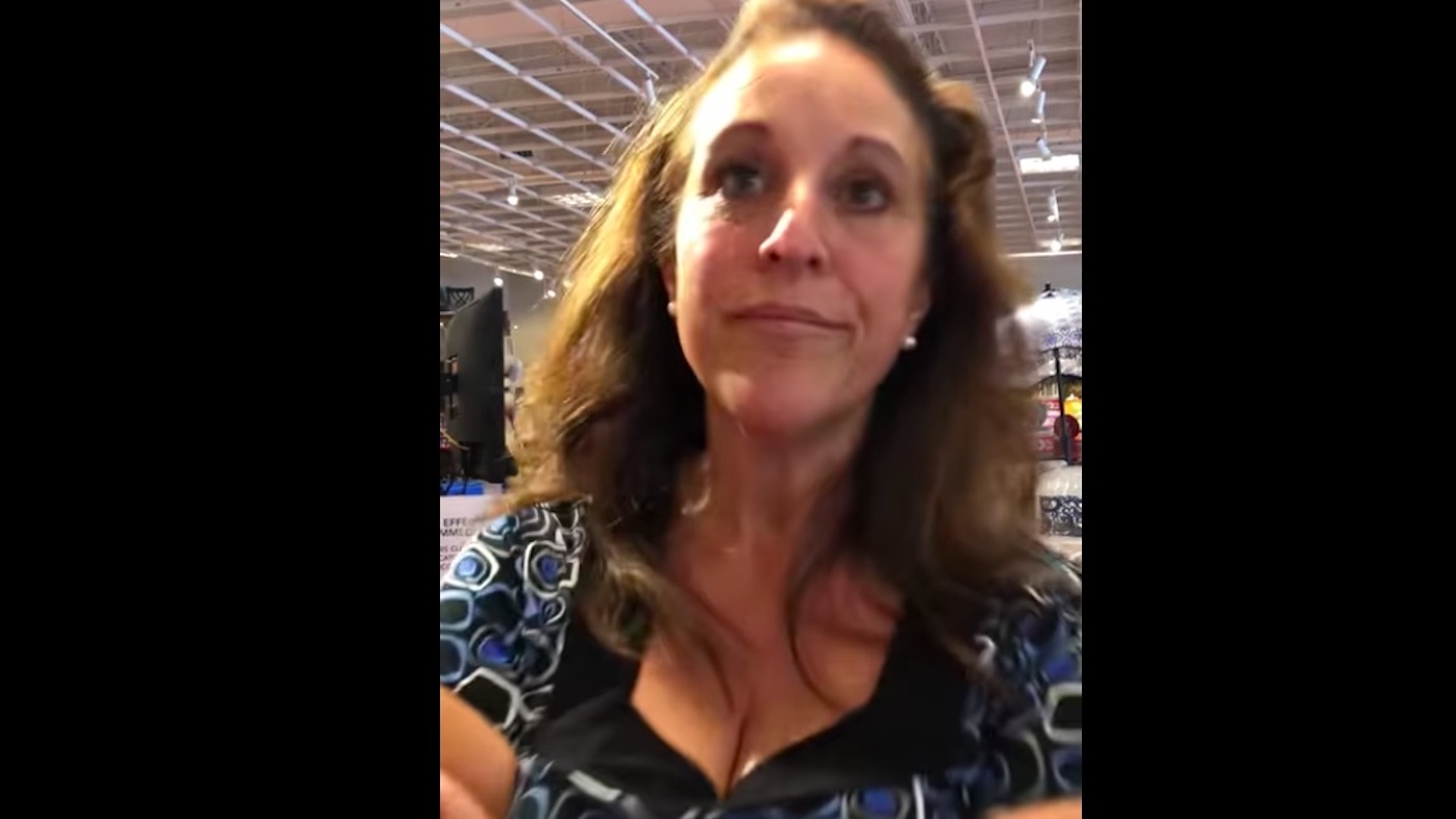 Condenan a 30 días de cárcel a mujer que tosió a otra en la cara en centro comercial de Florida