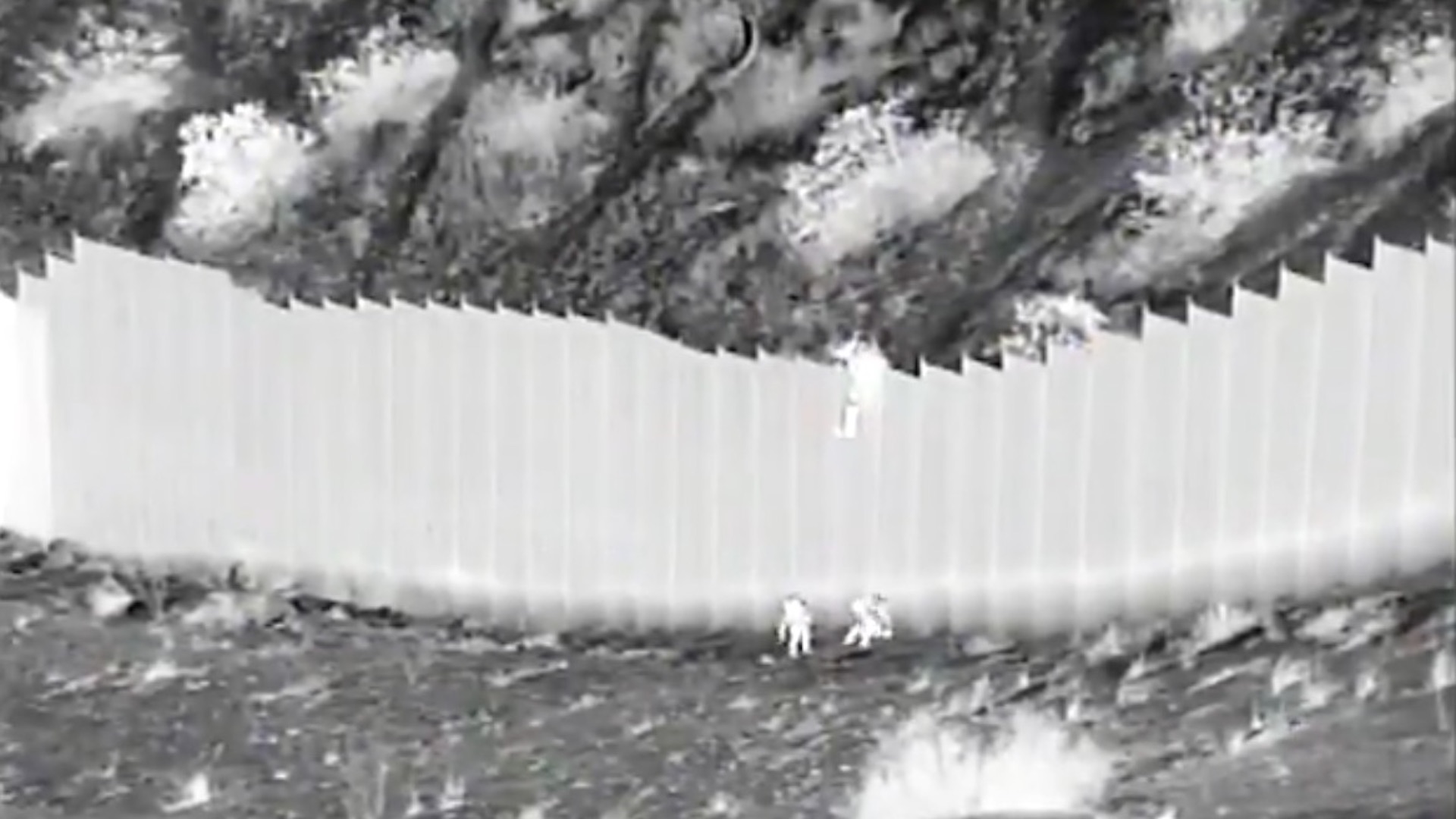 Casa Blanca “alarmada” por caso de niñas arrojadas desde muro con México Casa Blanca “alarmada” por caso de niñas arrojadas desde muro con México