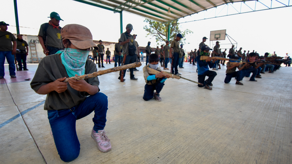 Pide AMLO no utilizar a niños en policías comunitarias en Guerrero Pide AMLO no utilizar a niños en policías comunitarias en Guerrero