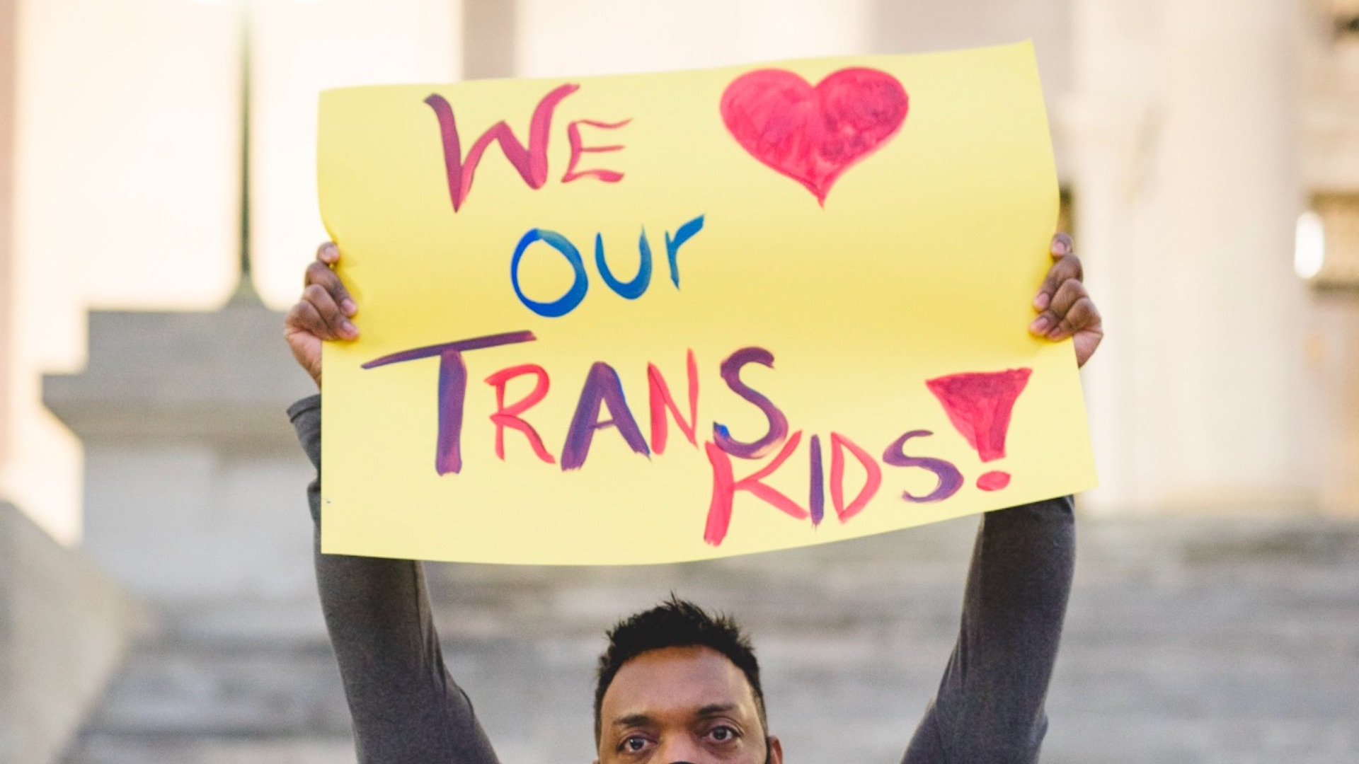 Arkansas prohíbe tratamientos médicos de cambio de sexo a menores trans