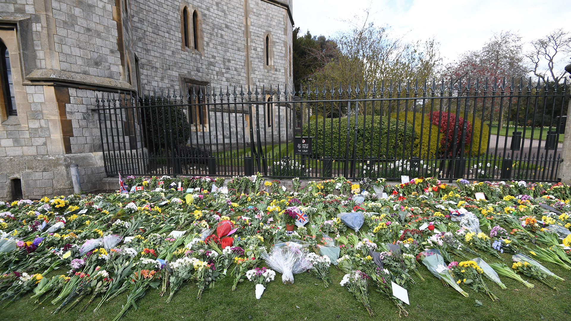 Refuerzan seguridad en Inglaterra ante funeral del príncipe Felipe - ofrendas-florales-afuera-del-castillo-de-windsor-por-muerte-del-principe-felipe