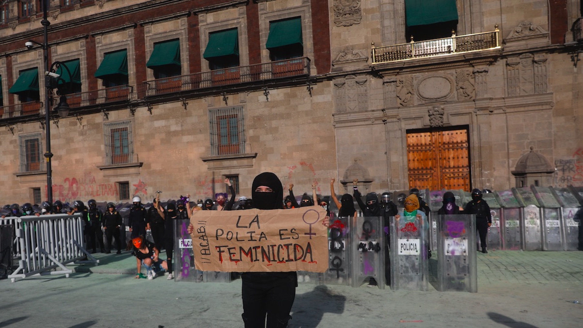 Inician trabajos de protección y conservación de la fachada de Palacio Nacional tras daños por manifestaciones