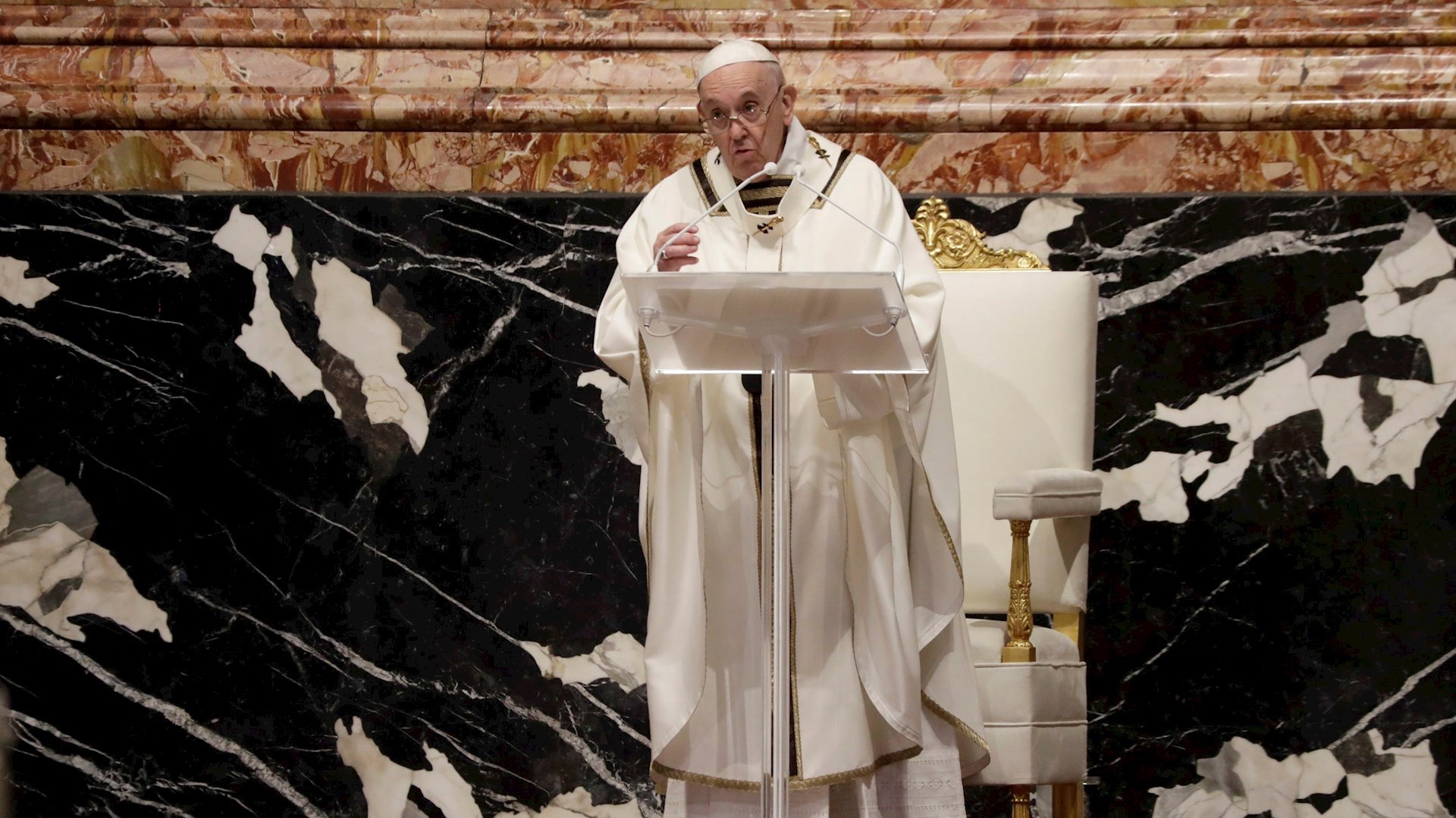 Papa Francisco pide a sacerdotes no escandalizarse ante “controversias moralistas”