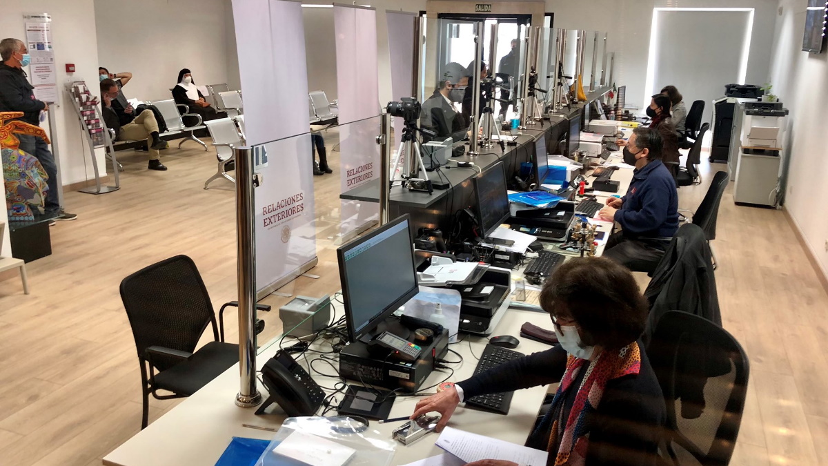 Mexicanos ya pueden obtener su pasaporte en España en un solo día