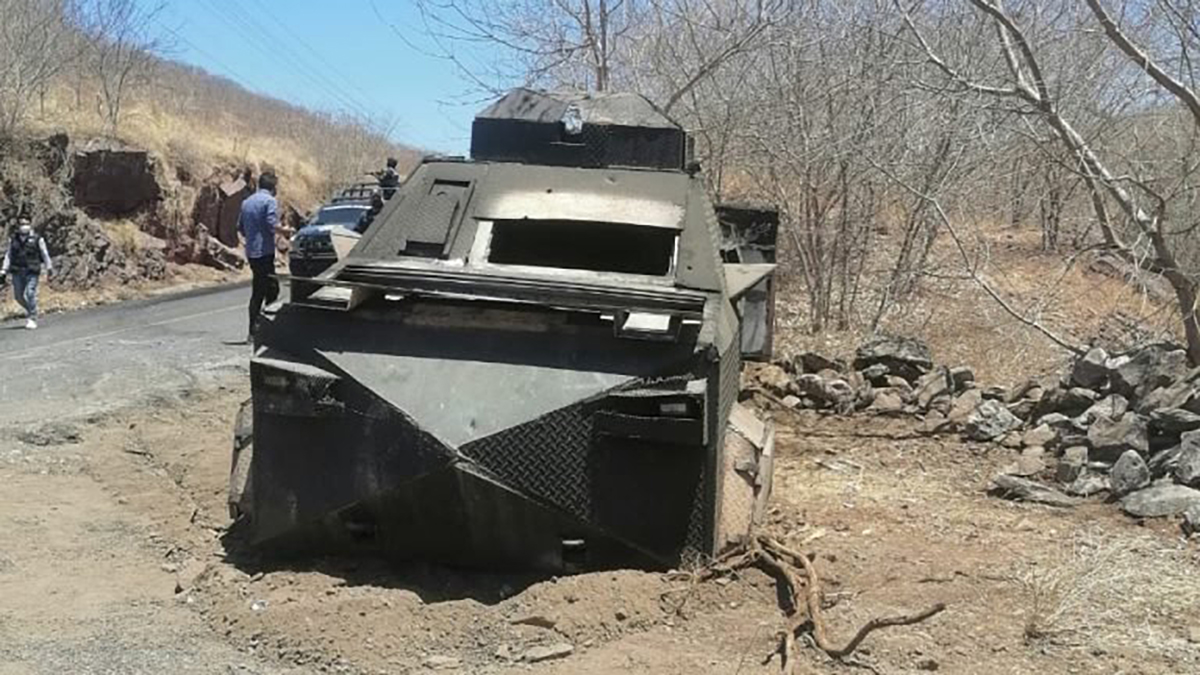 SSP Michoacán restablece tránsito hacia Aguililla - pedazo-de-vehiculo-blindado-retirado-de-carretera-hacia-aguilillas