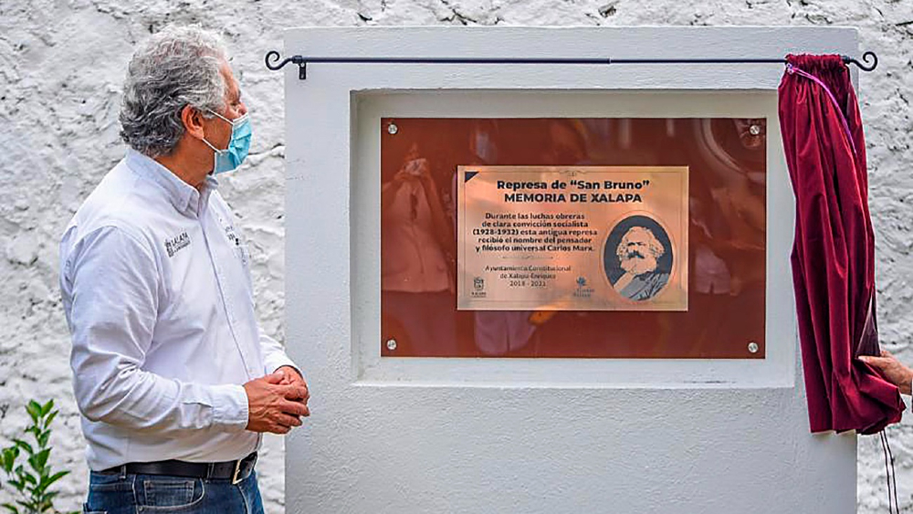Develan placa dedicada a Karl Marx en Xalapa, Veracruz