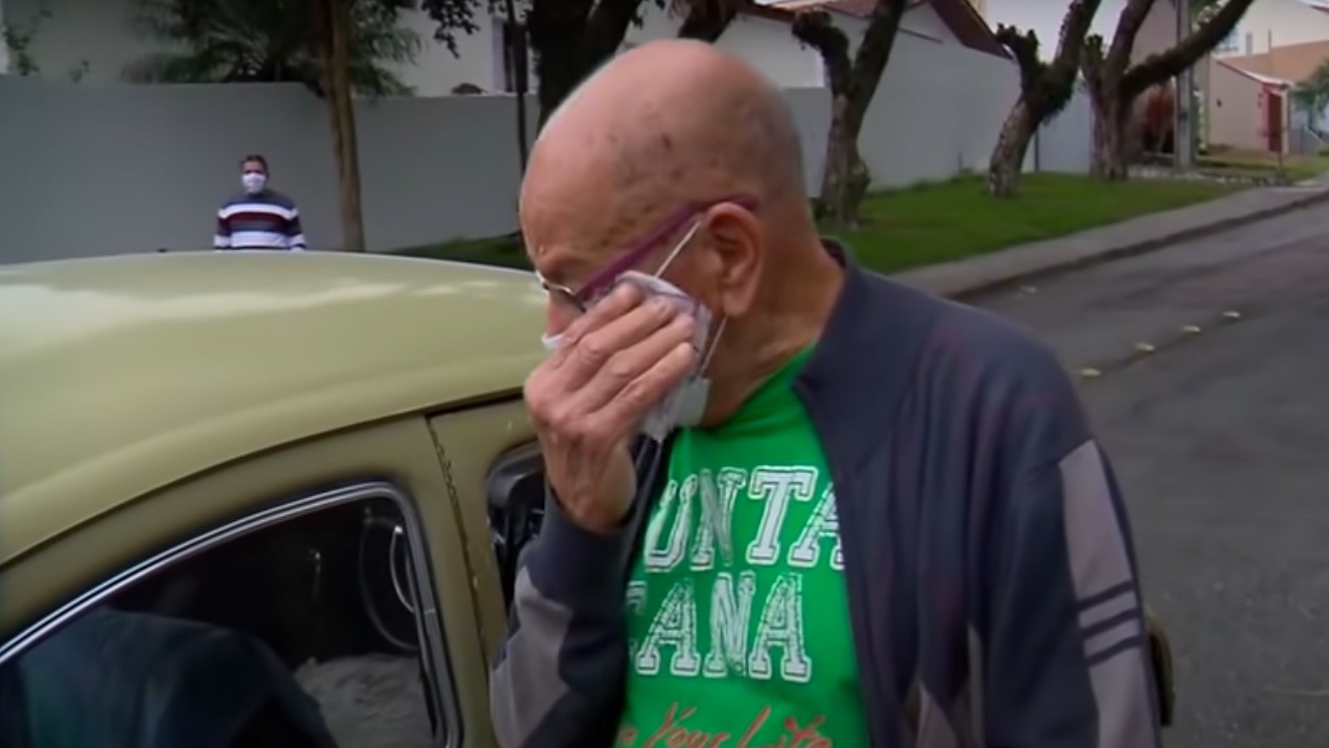 Alumnos compran auto a profesor y se lo regalan en Brasil